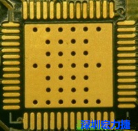 這是最不好的通孔設(shè)計，貫穿通孔直接擺放于QFN的接地散熱墊上，制造上無法確保其錫量，也就無法確保焊接良好。