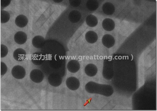 BGA因為焊墊變小，造成錫膏過多而最終形成焊接短路的結果。