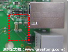 有人認(rèn)為電容旁邊已經(jīng)有螺絲將電路板固定于機(jī)殼上了，不應(yīng)該發(fā)生電路板彎曲的現(xiàn)象才對(duì)。