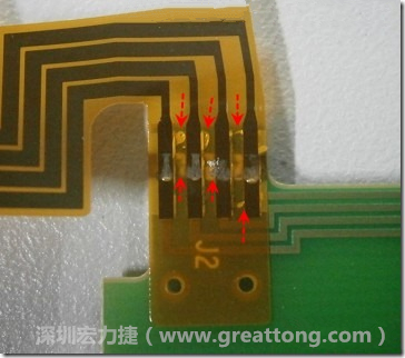 這張圖所顯示的,PCBA工廠實際進行HotBar(熱壓熔錫焊接)焊接的時候,經(jīng)常會出現(xiàn)這類焊墊之間短路的問題,下面的圖示為比較嚴重的案例,大部分都只有部份溢錫,但這對品質(zhì)信賴杜已經(jīng)產(chǎn)生了及大的為害,既使現(xiàn)在測試沒有出現(xiàn)問題,難保在高溫膏濕的環(huán)境下不會出現(xiàn)電子遷移(Electromigration)的現(xiàn)象。