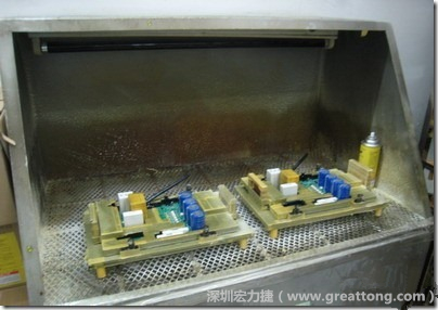 使用噴涂(Spraying)方式作業(yè)conformal coating時(shí)，需設(shè)備抽真空的設(shè)備，否則噴涂的物質(zhì)會(huì)飄散到空氣當(dāng)中，影響人體的健康。