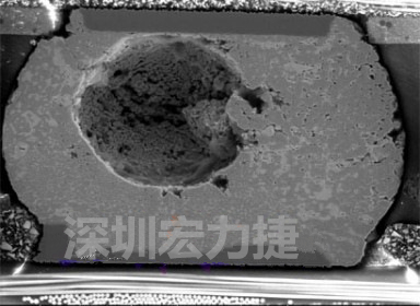 錫球氣泡大到足以影響到焊接的品質(zhì)，下圖是錫球切片后的剖面，可以很明顯看到氣泡已經(jīng)有錫球的 1/3 大了