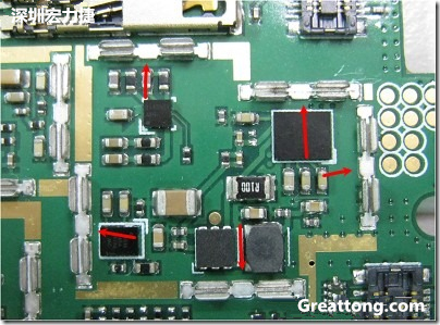 圖中顯示一塊電路板使用這種屏蔽夾(shielding clip)的實例?；旧衔覀冊趶澖堑牡胤蕉荚O(shè)計擺放了一個屏蔽夾，這樣可以讓作業(yè)員比較方便安裝屏蔽罩(shielding can)時的對位準(zhǔn)確。然后在其他沒有屏蔽夾的地方也設(shè)計了一些接地的布線，一來可以稍微提升屏蔽罩的電磁隔絕能力，另一方面也可以為屏蔽夾無效時，馬上可以更改為屏蔽框，而無需要重新設(shè)計電路板。