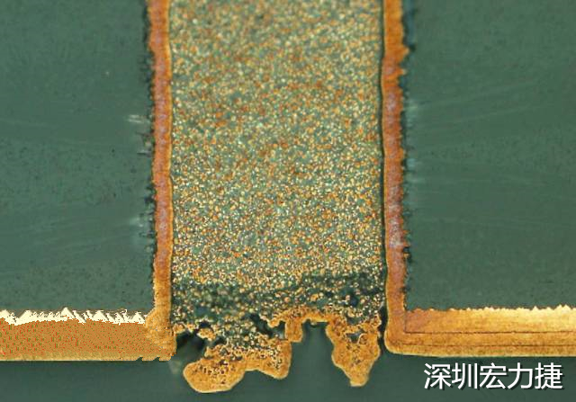 PCB設(shè)計(jì)之導(dǎo)電孔塞孔工藝 導(dǎo)電孔Via hole又名導(dǎo)通孔，為了達(dá)到客戶要求，導(dǎo)通孔必須塞孔，經(jīng)過大量的實(shí)踐，改變傳統(tǒng)的鋁片塞孔工藝，用白網(wǎng)完成板面阻焊與塞孔。生產(chǎn)穩(wěn)定，質(zhì)量可靠。