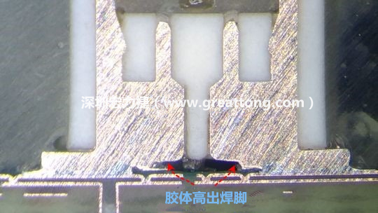  最后的結果出來了，人家原供應商的連接器設計在焊腳與塑膠件(body)之間有一個小小的高度差(standoff)，零件腳硬是比塑膠件高出約0.1mm的間隙，就是這個間隙讓原供應商的連接器完全免去與膠體下方的銅箔線路(cooper trace)或綠漆(solder mask)不平整所造成的翹高浮起問題。