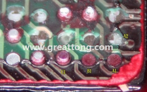 下圖是紅墨水測(cè)試后將PCB板子拿回來側(cè)一個(gè)角度拍攝的照片，就可以很清楚的看到錫球黏在PCB端，或不在PCB端。