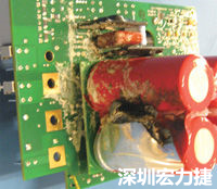 元件選擇不當(dāng)導(dǎo)致大量電流或電壓流經(jīng)電路，將會(huì)發(fā)生像這個(gè)燒融電容器的損壞情形。