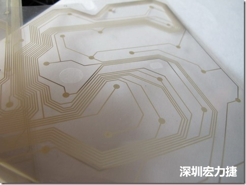 下面第二個(gè)圖則是另一片也有著按鍵線路的PTF，當(dāng)上、下兩面PTF的按鍵結(jié)點(diǎn)互相接觸后就可以計(jì)算出是哪個(gè)按鍵被按下了。可是當(dāng)按鍵沒(méi)有按下時(shí)，上下兩片PTF的線路則是分開(kāi)的，所以上圖那片PTF的線路上面其實(shí)還另外覆蓋了另一層透明的PET作為絕緣層，只露出了需要在鍵盤(pán)按下時(shí)才會(huì)碰觸的接觸點(diǎn)，因?yàn)檫@些材質(zhì)使用的都是Polymer，所以才撐這樣的技術(shù)為Polydome(聚合簧片)。