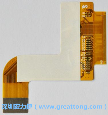 FPCB并非可無(wú)限制撓曲，為避免過(guò)度撓曲拉扯造成銅箔斷裂，一般在較長(zhǎng)條型板材會(huì)貼附補(bǔ)強(qiáng)貼片。