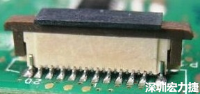 一開始的 connector 把 塑膠蓋子(cap) 塞到了 connector 的接觸彈片內(nèi)側(cè)。