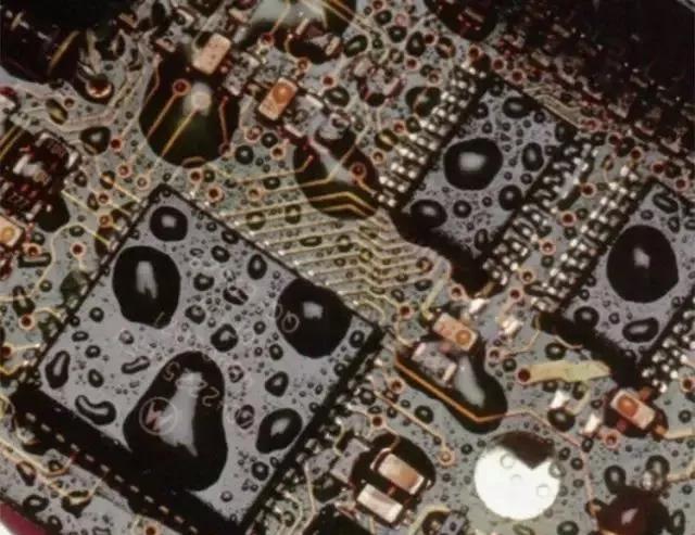 經(jīng)過涂覆工藝后的PCB，在表面形成透明的保護(hù)膜，能有效防止水珠和潮氣侵入，避免漏電和短路。