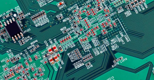 你能在這個復雜的PCB中找到垂直布線嗎？反正我不能